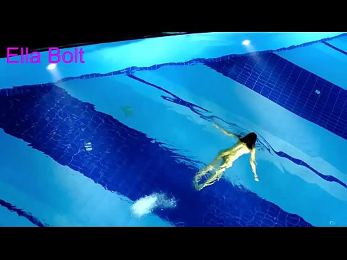 ❤️ Non podo deixar de mirar, unha moza loira que é sorprendida nadando espida na piscina do resort ELLA BOLT ️ Super porno a nós gl.pornfuror.ru